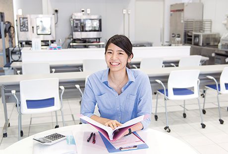 学科の特長 POINT3 コンテスト、ショップ経営を通して 起業家・ビジネスパーソンとしての実践経験を積む